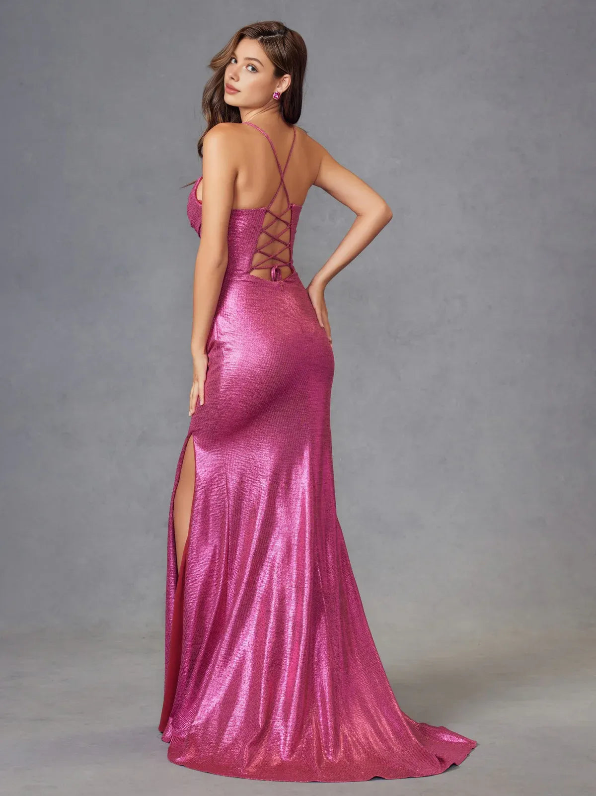 Robe Weitese élégante en satin métallisé rose vif avec bretelles spaghetti, corsage froncé et fente haute, mettant en valeur une robe de bal glamour intemporelle
